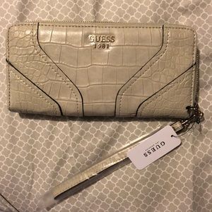 NWT: GUESS ISLINGTON GREY WALLET / WRISTLET